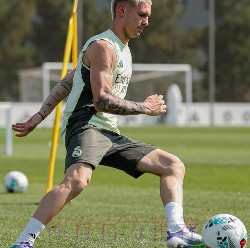 马卡:皇马中场缺兵少将 马斯坦托诺亮相伯纳乌 马卡:皇马中场缺兵少将 马斯坦托诺亮相伯纳乌